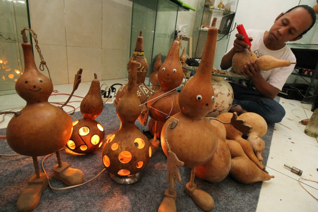 CRAFTS FROM VEGETABLE MARROW