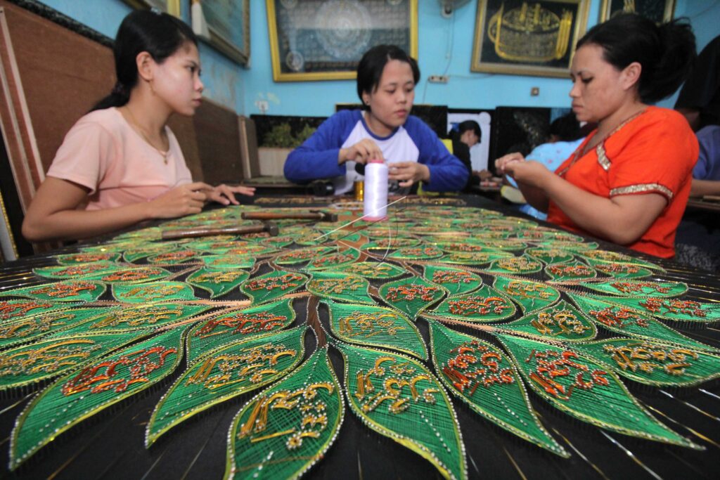 CALLIGRAPHIC CRAFTS FROM YARN.