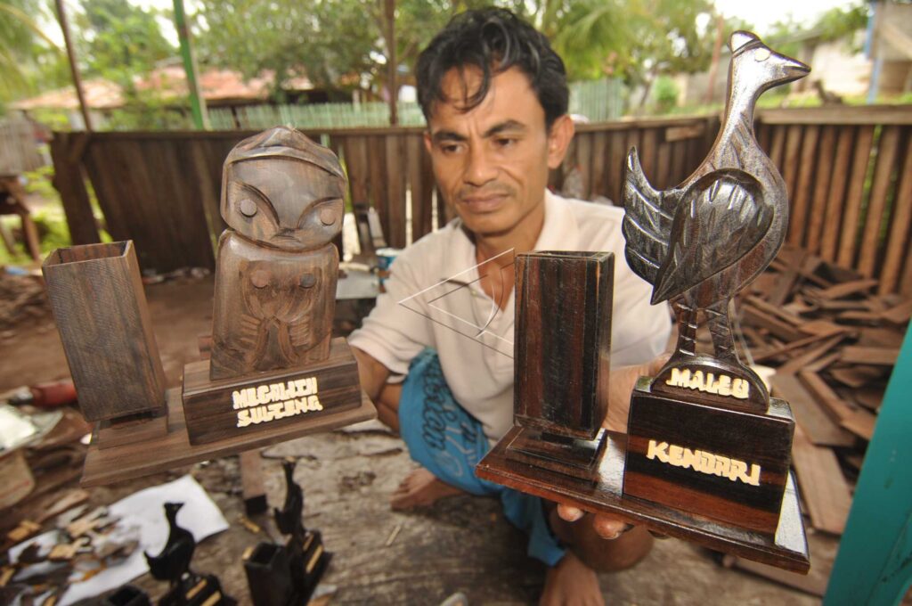 UNIQUE EBONY WOOD CRAFTS OF CENTRAL SULAWESI.