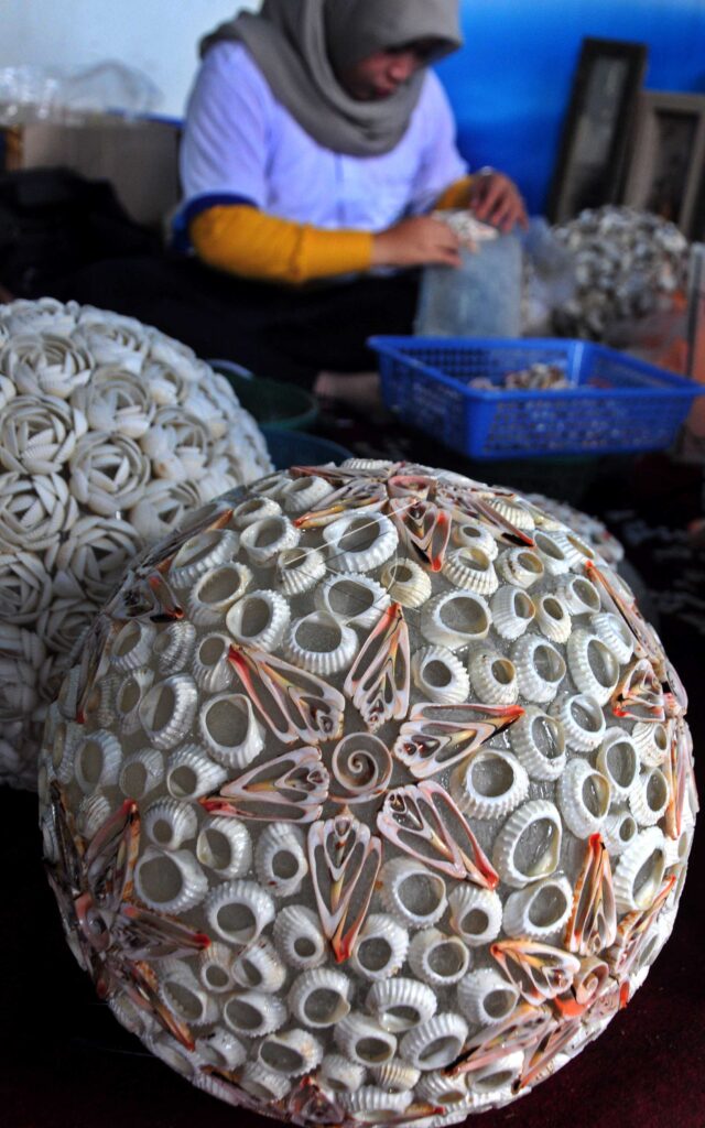 CRAFTS MADE FROM SHELLS.