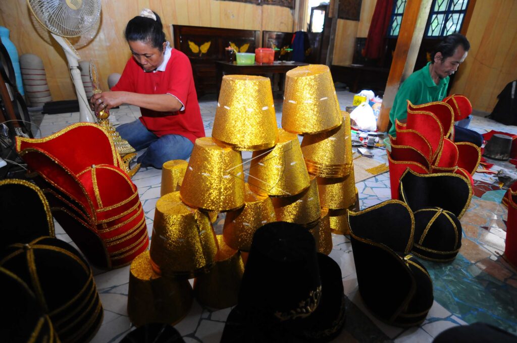 CRAFTING OF KULUK HATS OF KERATON SOLDIERS