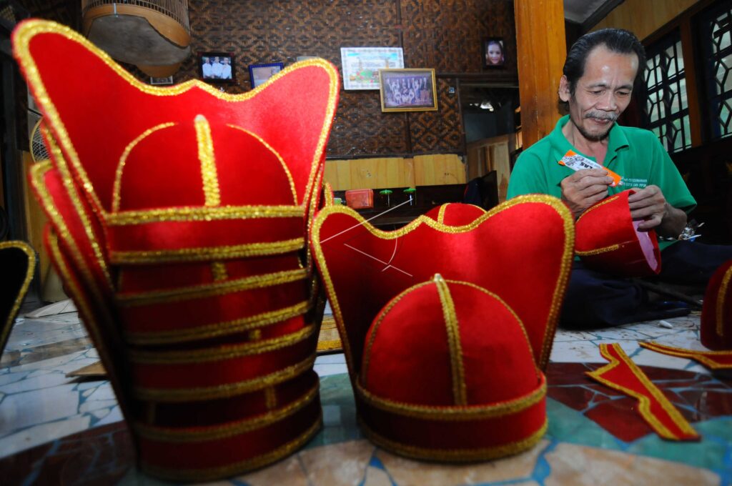 CRAFTING OF KULUK HATS OF KERATON SOLDIERS