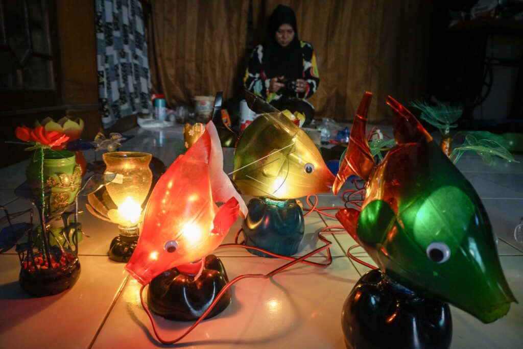 DECORATIVE LAMP CRAFTS FROM PLASTIC BOTTLE WASTE .