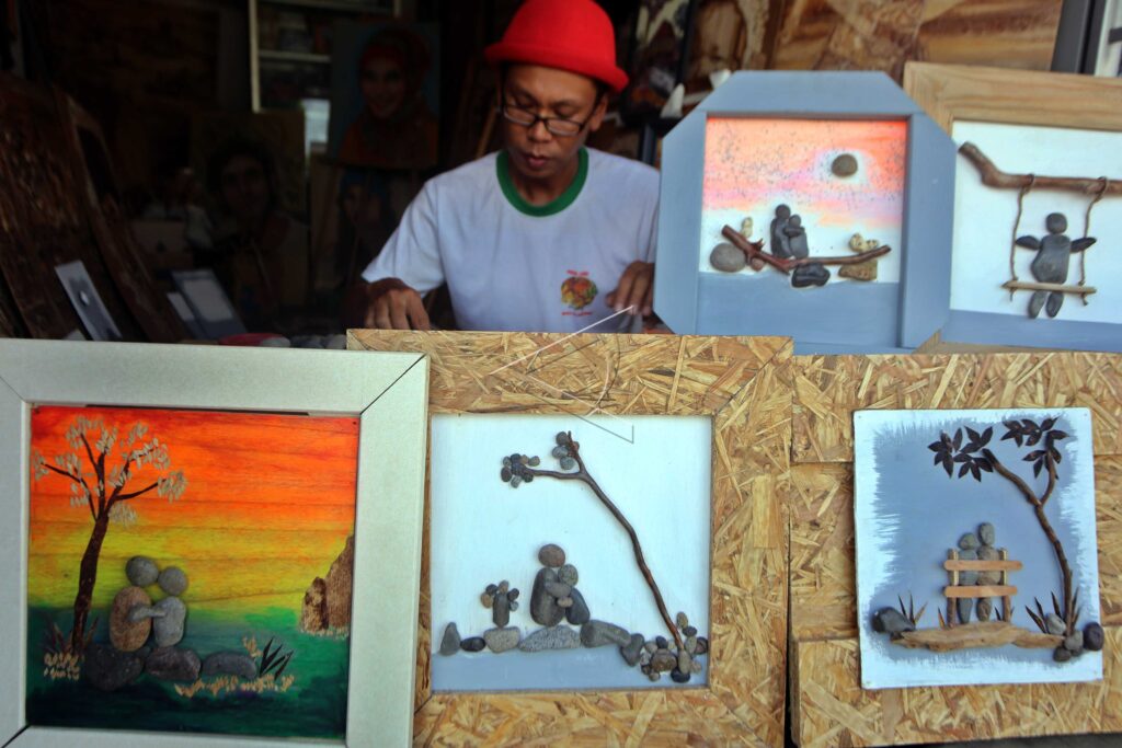 RIVER STONE PAINTING CRAFTS