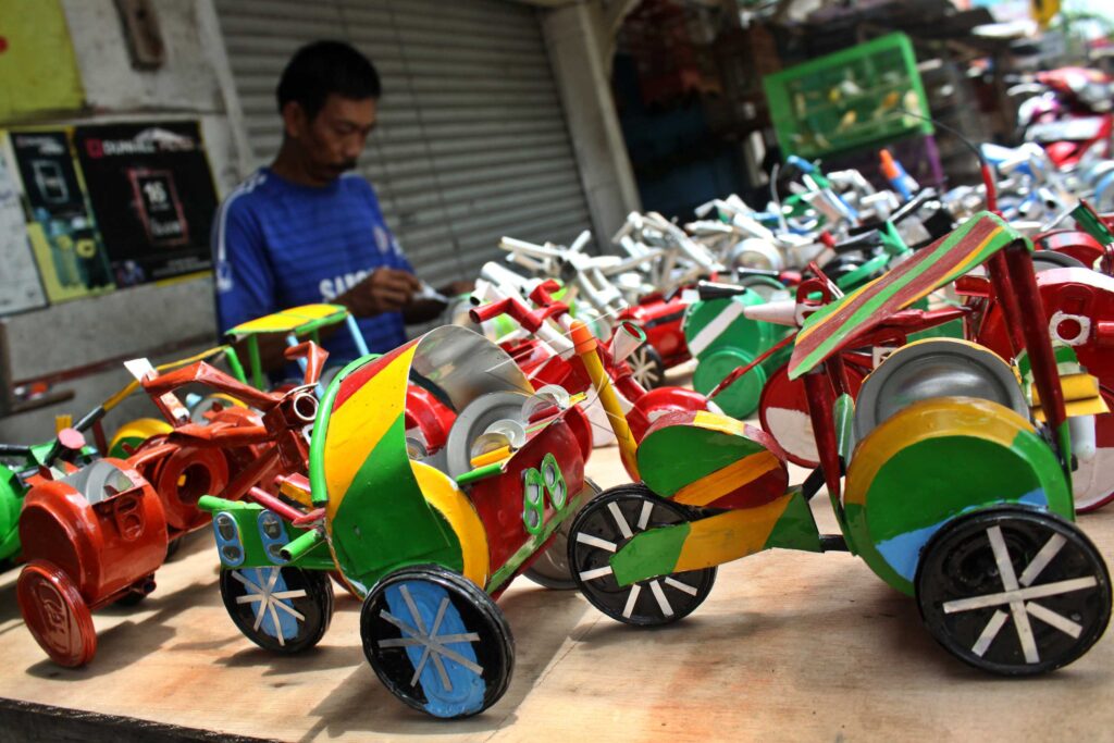 MINIATURE CRAFTS FROM USED CAN