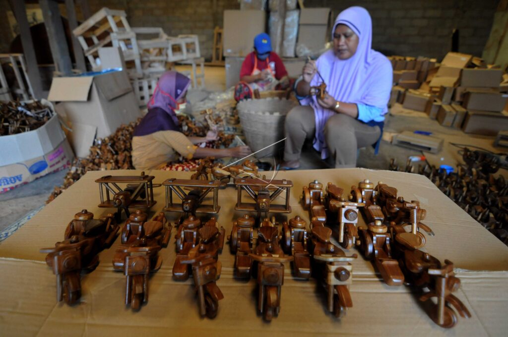 KERAJINAN MINIATUR MOTOR DAN PESAWAT