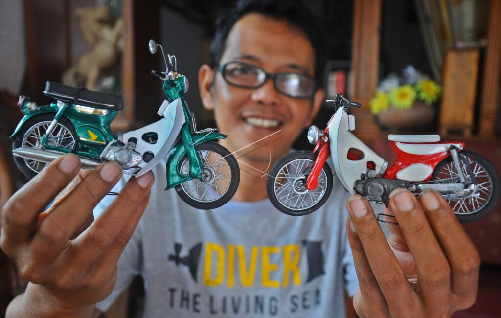 CLASSIC MINIATURE MOTOBIKE CRAFTS