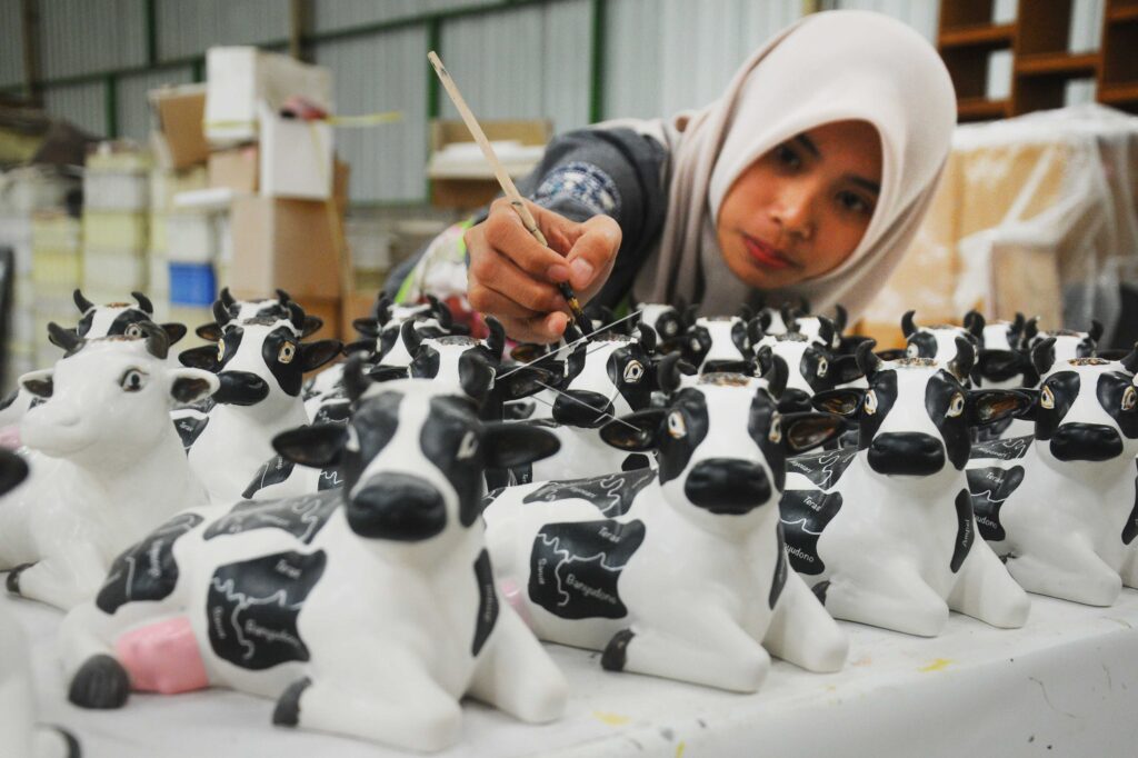 MINIATURE CRAFTS OF COW STATUES