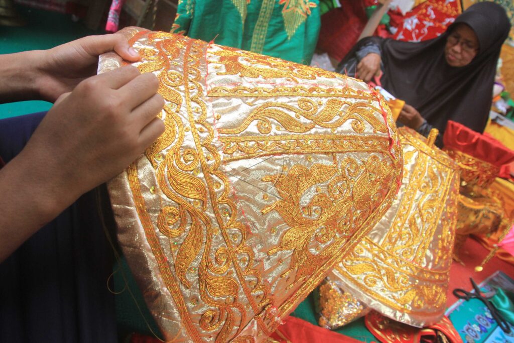 CRAFTS OF DECORATIVE SERVING HOODS