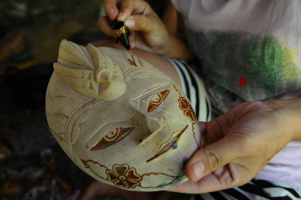 ALBASIA WOODEN MASK HANDICRAFT