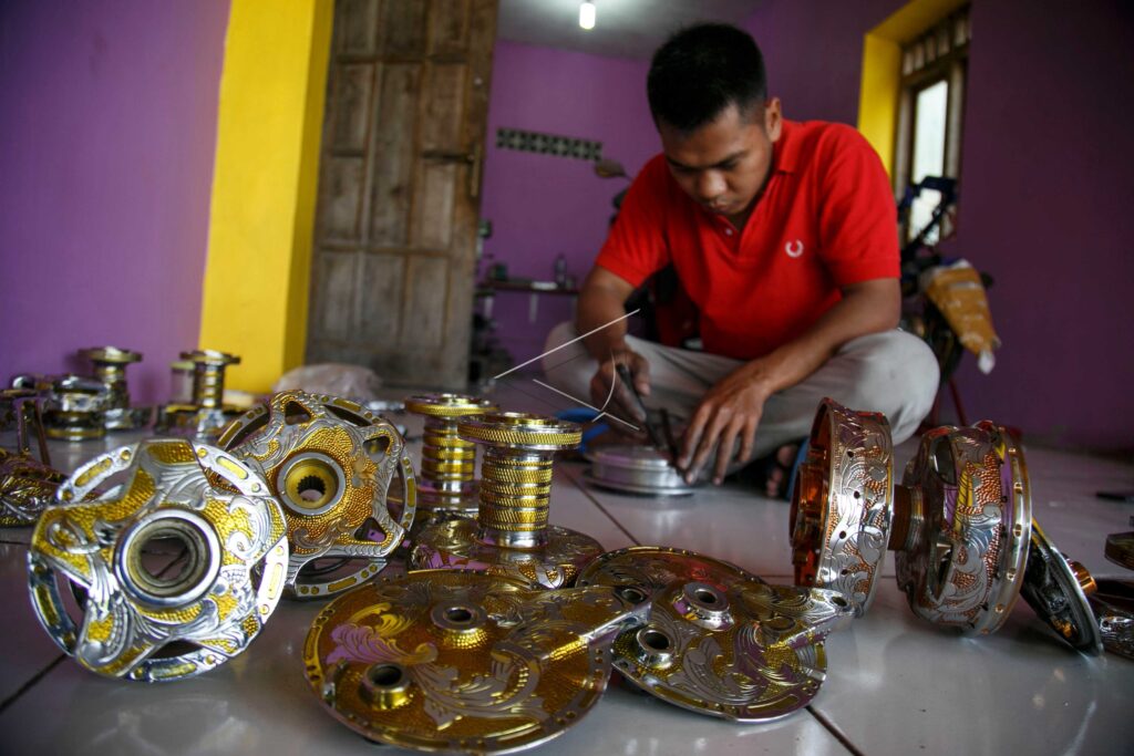 AUTOMOTIVE SPARE PART CARVING CRAFTS