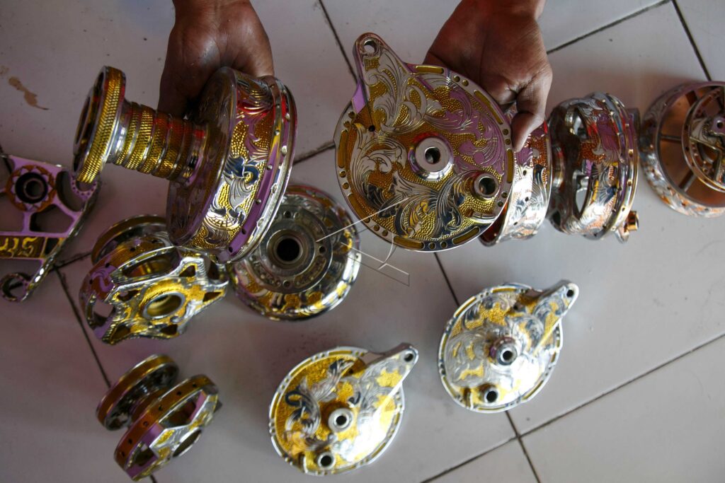 AUTOMOTIVE SPARE PART CARVING CRAFTS