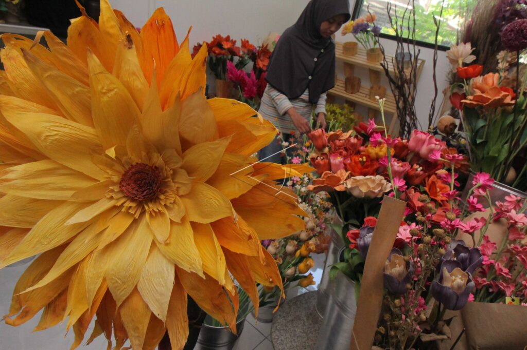 FLOWER CRAFTS FROM CORN HUSK WASTE