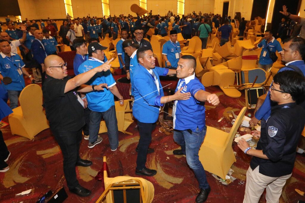 LEMPAR KURSI DI KONGRES PAN