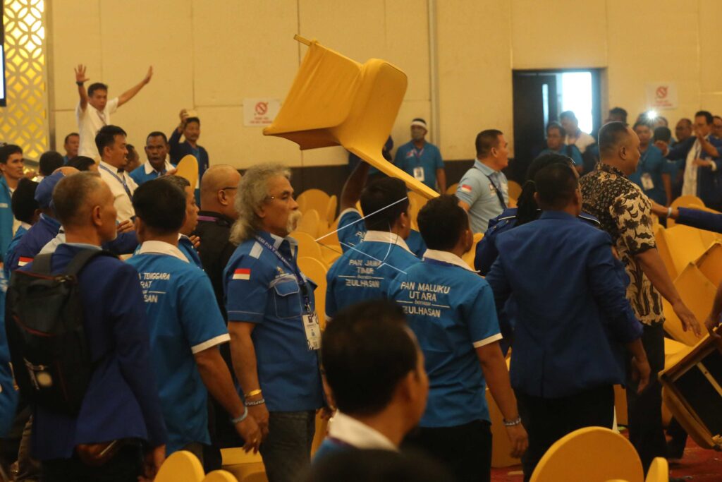 LEMPAR KURSI DI KONGRES PAN