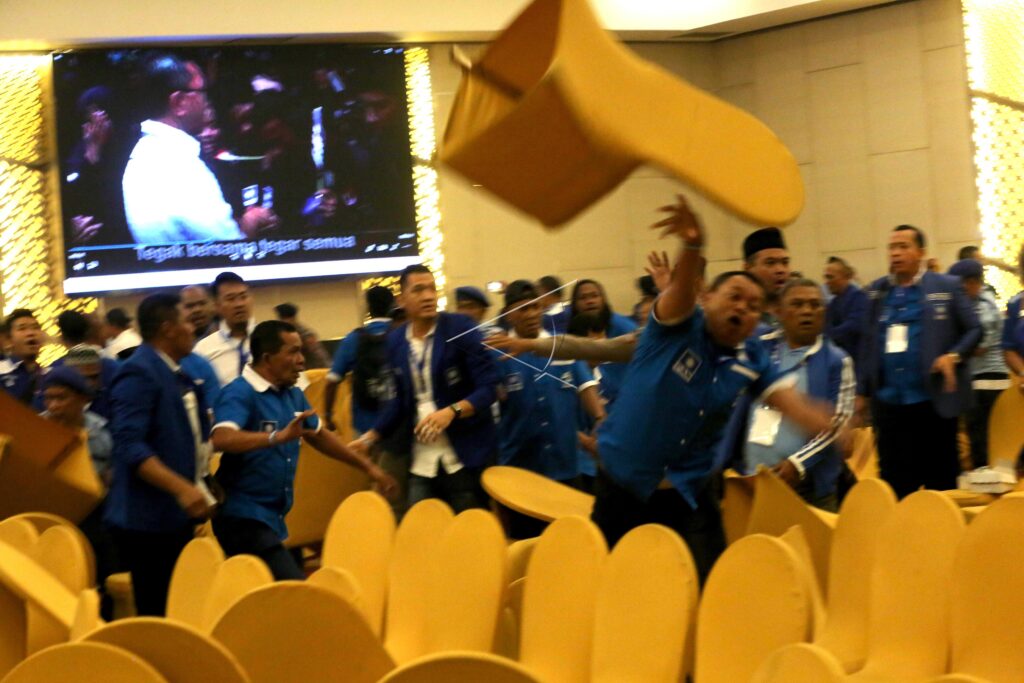 LEMPAR KURSI DI KONGRES PAN