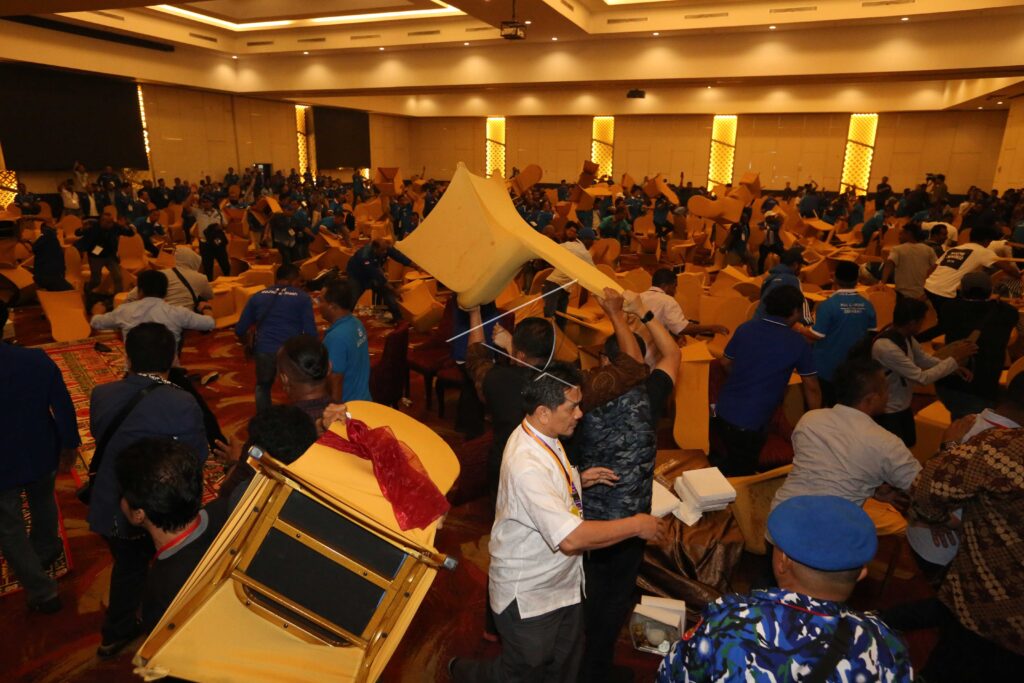 LEMPAR KURSI DI KONGRES PAN