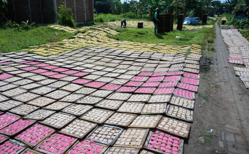 TRADITIONAL CRACKER PRODUCTION