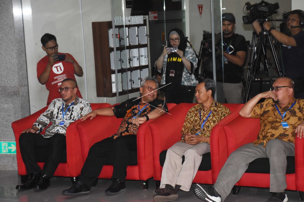 KETUA KPU DATANGI KPK