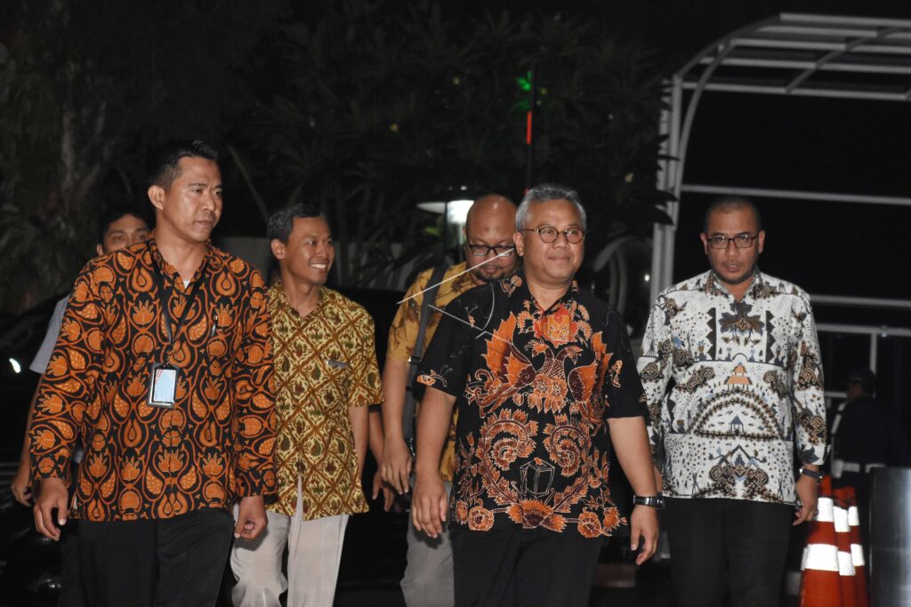 KETUA KPU DATANGI KPK