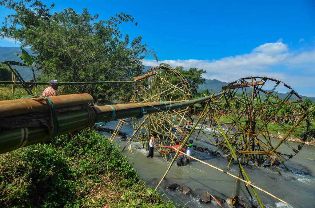 WATERWHEEL IRRIGATES FARMLAND