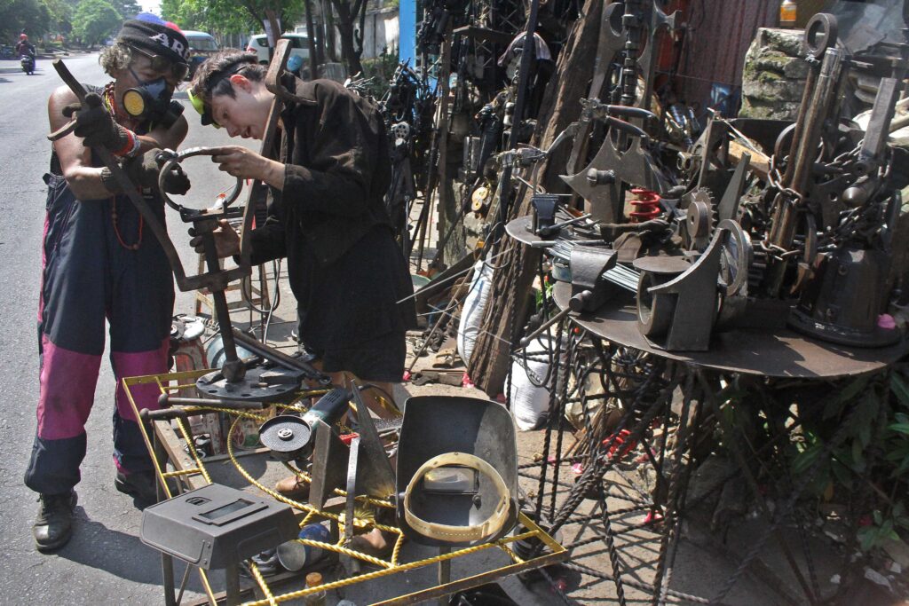 INDONESIAN-ENGLAND SCLUPTER COLLABORATION