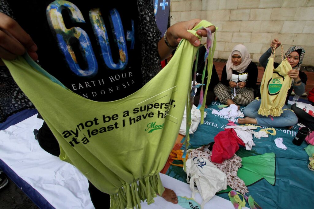 REDUCE THE USE OF PLASTIC BAG