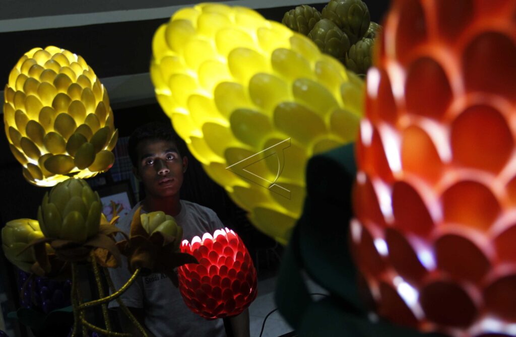 LAMPU HIAS BERBAHAN SENDOK PLASTIK