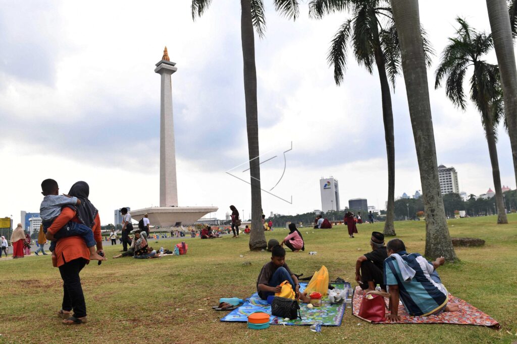HOLIDAY IN MONAS