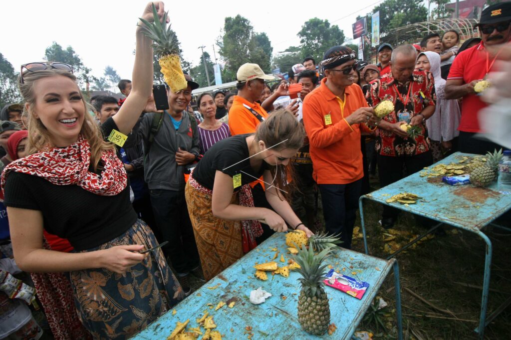 PINEAPPLE PEELING CONTEST
