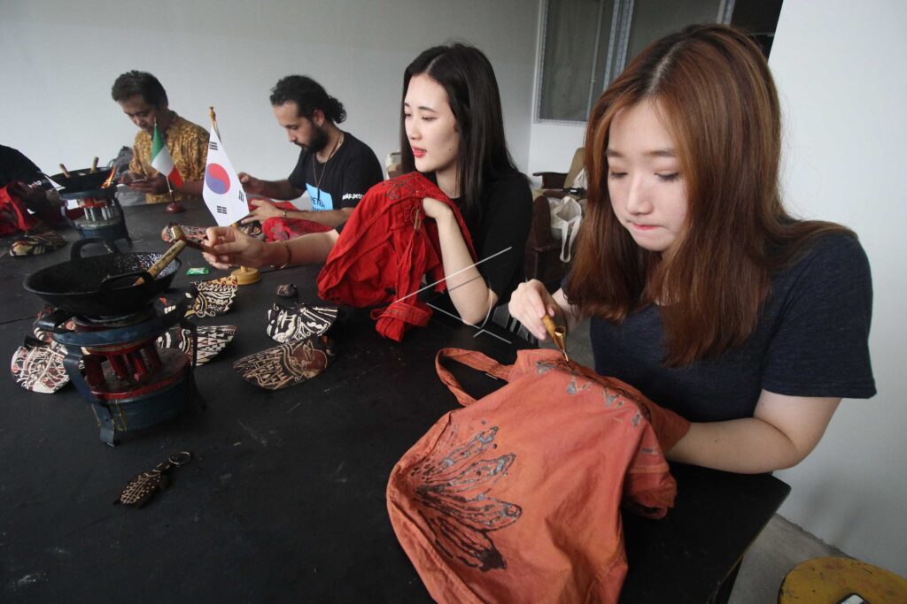 FOREIGN STUDENTS LEARN TO MAKE BATIK