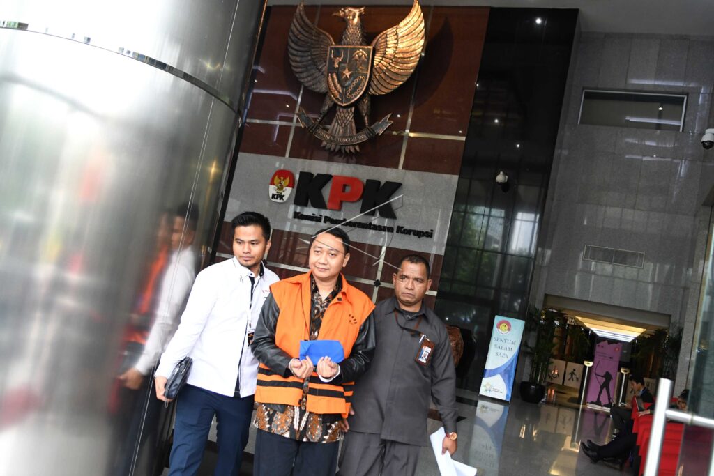 MANTAN BUPATI LAMPUNG UTARA USAI DIPERIKSA