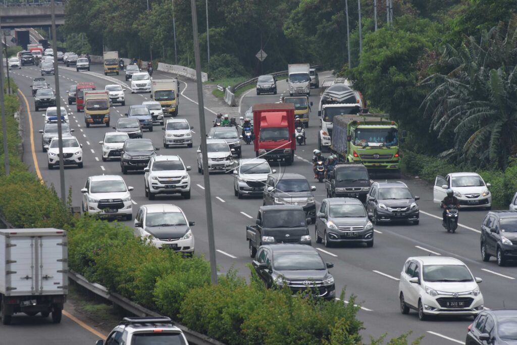 PENGENDARA MOTOR GUNAKAN JALUR TOL