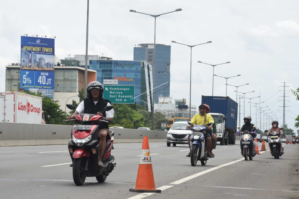 PENGENDARA MOTOR GUNAKAN JALUR TOL
