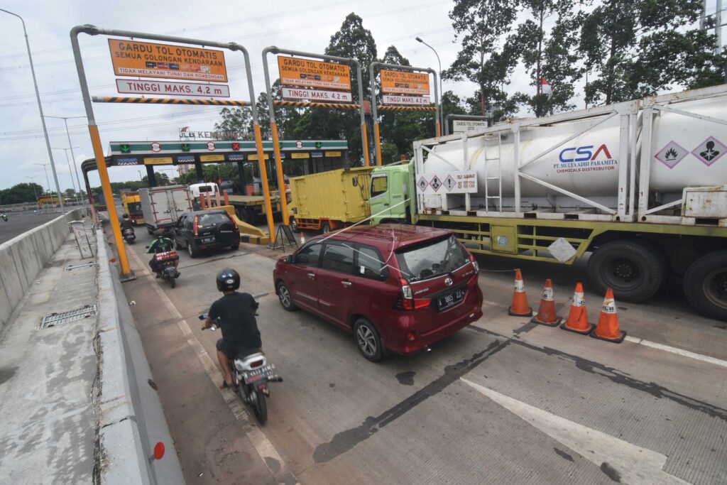 PENGENDARA MOTOR GUNAKAN JALUR TOL