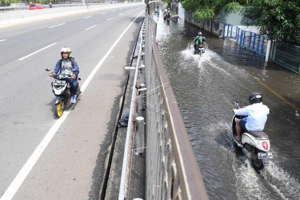 SEPEDA MOTOR MELINTAS DI JALAN TOL KEBON JERUK