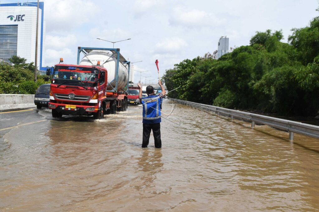 SEPEDA MOTOR MELINTAS DI JALAN TOL KEBON JERUK