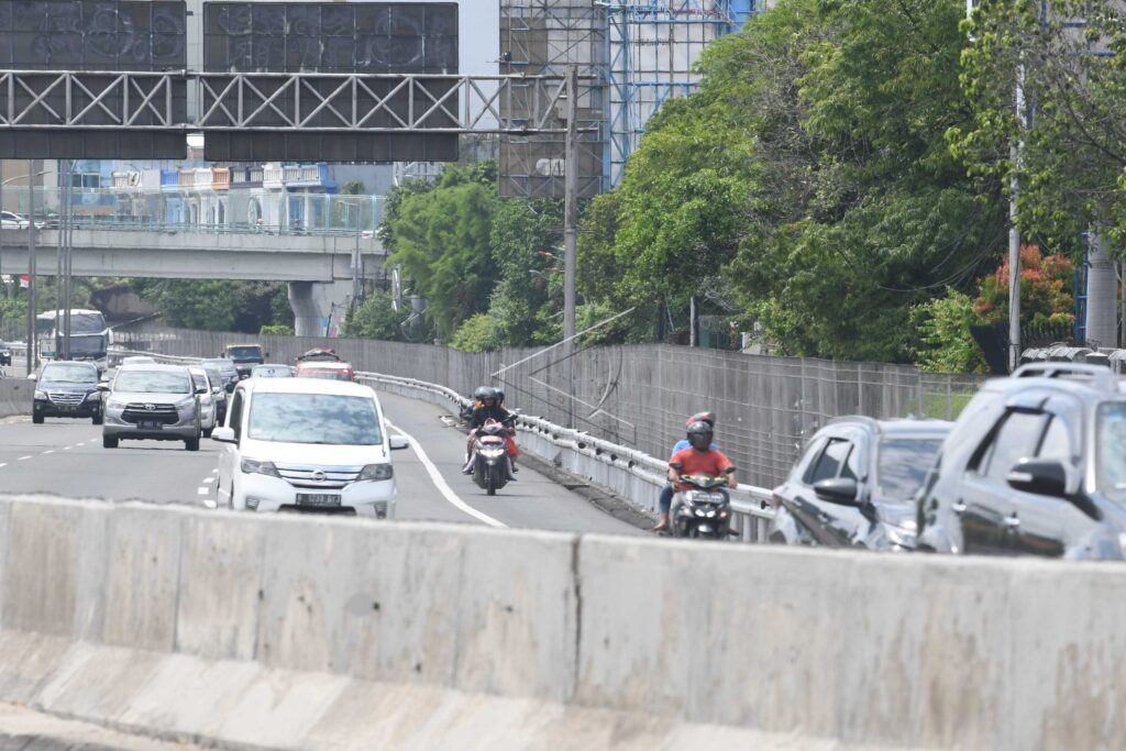 SEPEDA MOTOR MELINTAS DI JALAN TOL KEBON JERUK