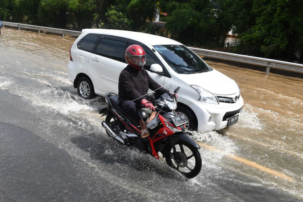 SEPEDA MOTOR MELINTAS DI JALAN TOL KEBON JERUK