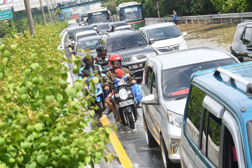SEPEDA MOTOR MELINTAS DI JALAN TOL KEBON JERUK