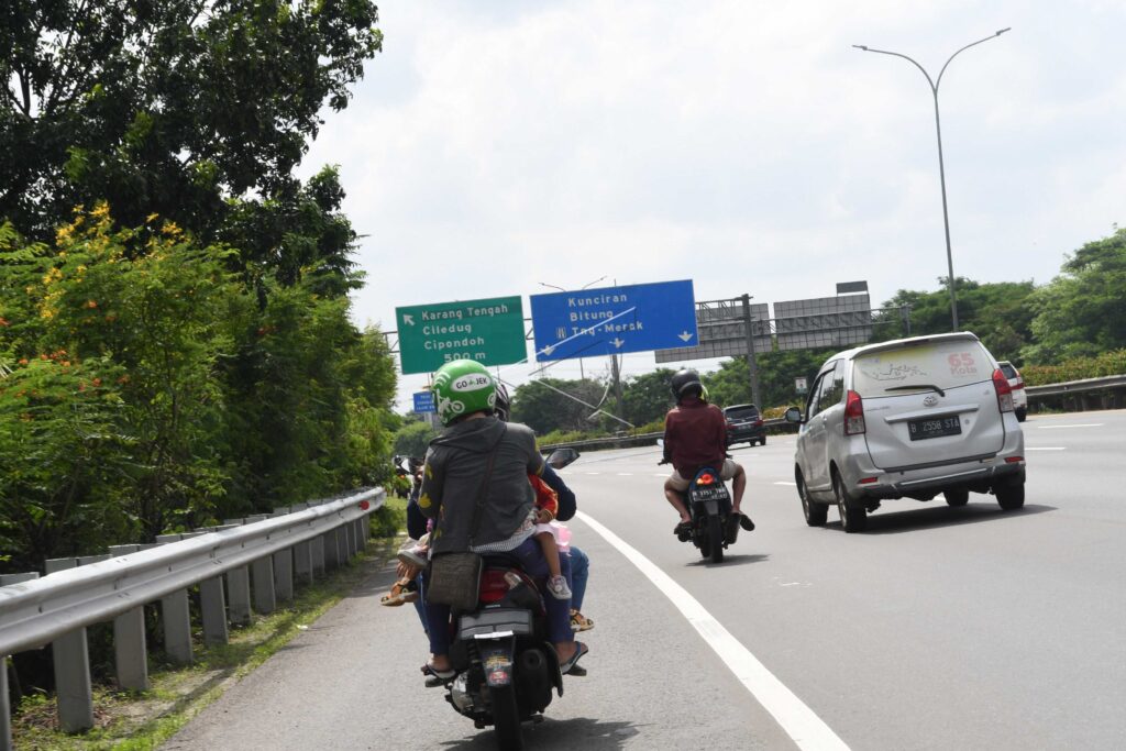 SEPEDA MOTOR MELINTAS DI JALAN TOL KEBON JERUK