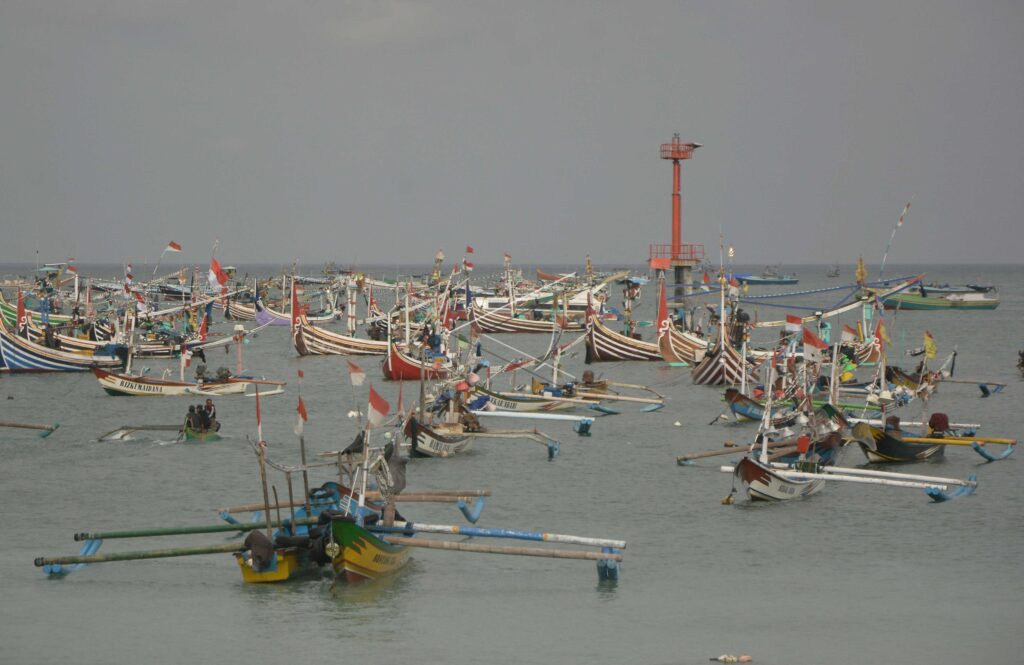 FISHERMEN IN KELAN BEACH IN BALI