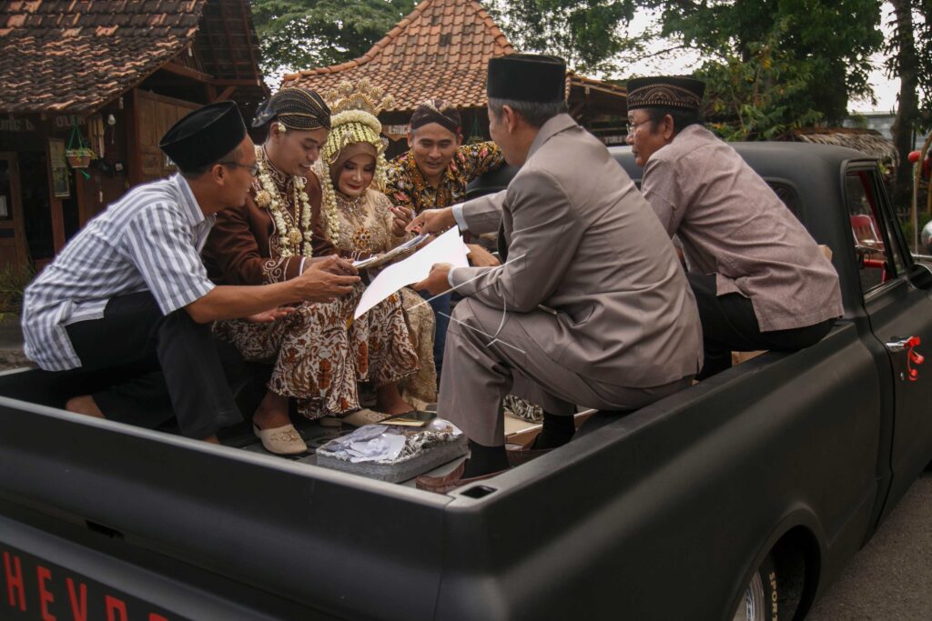 NIKAH BARENG DI MOBIL ANTIK