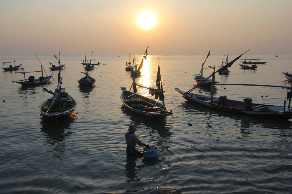 FISHERMEN IN KENJERAN BEACH