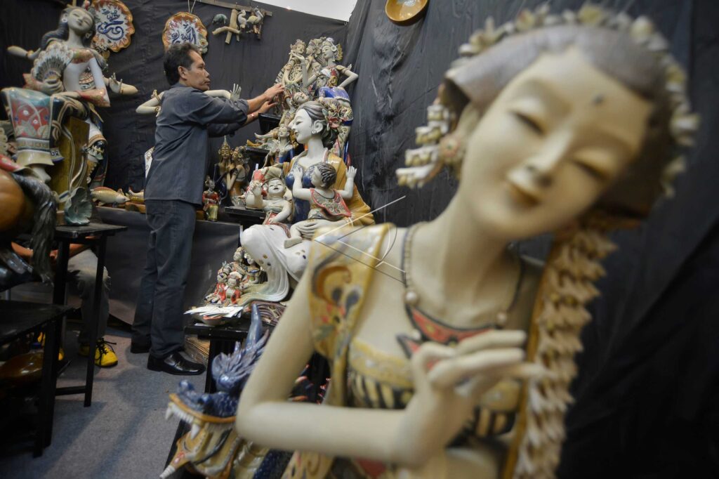 CRAFTS OF CERAMIC STATUE