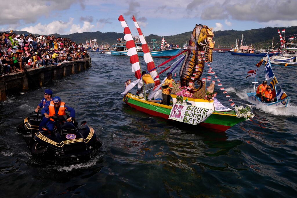 PARADE KAPAL HIAS FESTIVAL SELAT LEMBEH