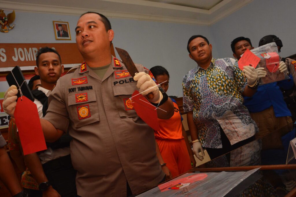 PASUTRI PELAKU PEMBUNUHAN GURU DI JOMBANG