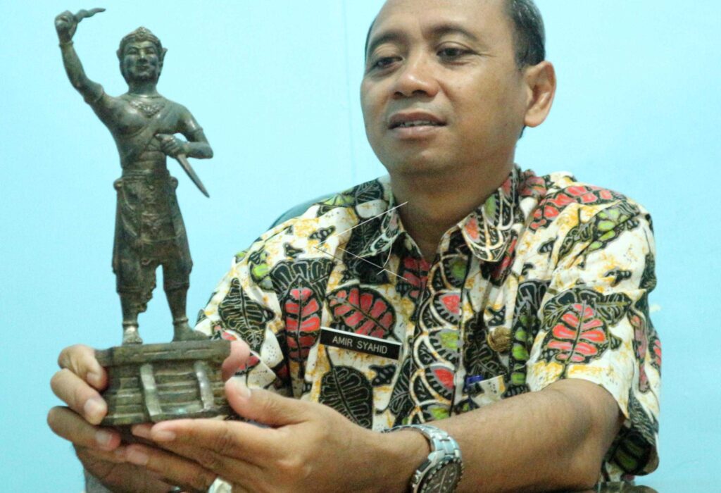 Bronze Statue pf Patih Gajah Mada