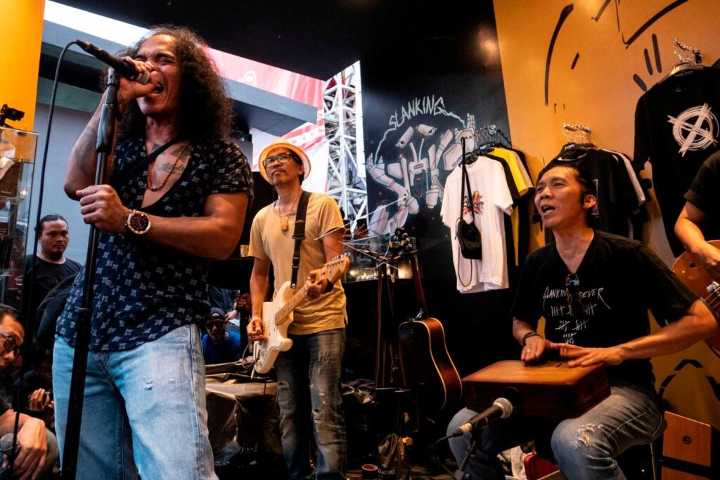 PELUNCURAN BOX SET SLANK