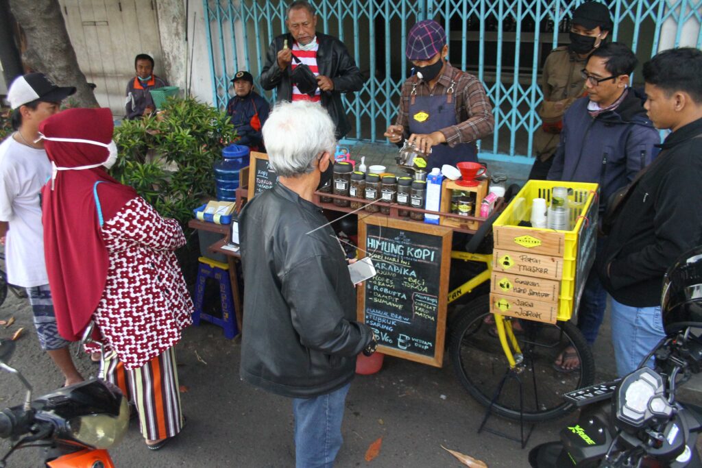PEMANFAATAN SEPEDA KAYUH SEBAGAI KAFE MINI